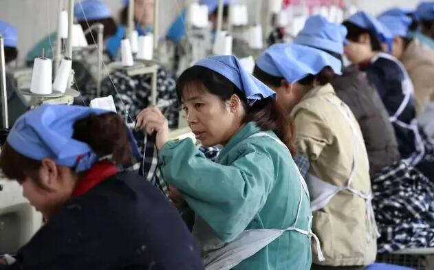 秋艳服装厂的女职工在加工出口到东南亚地区的纺织服装产品.